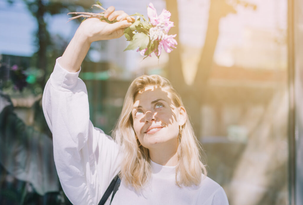 uśmiechnięta blondynka w jasnym świetle słonecznym
