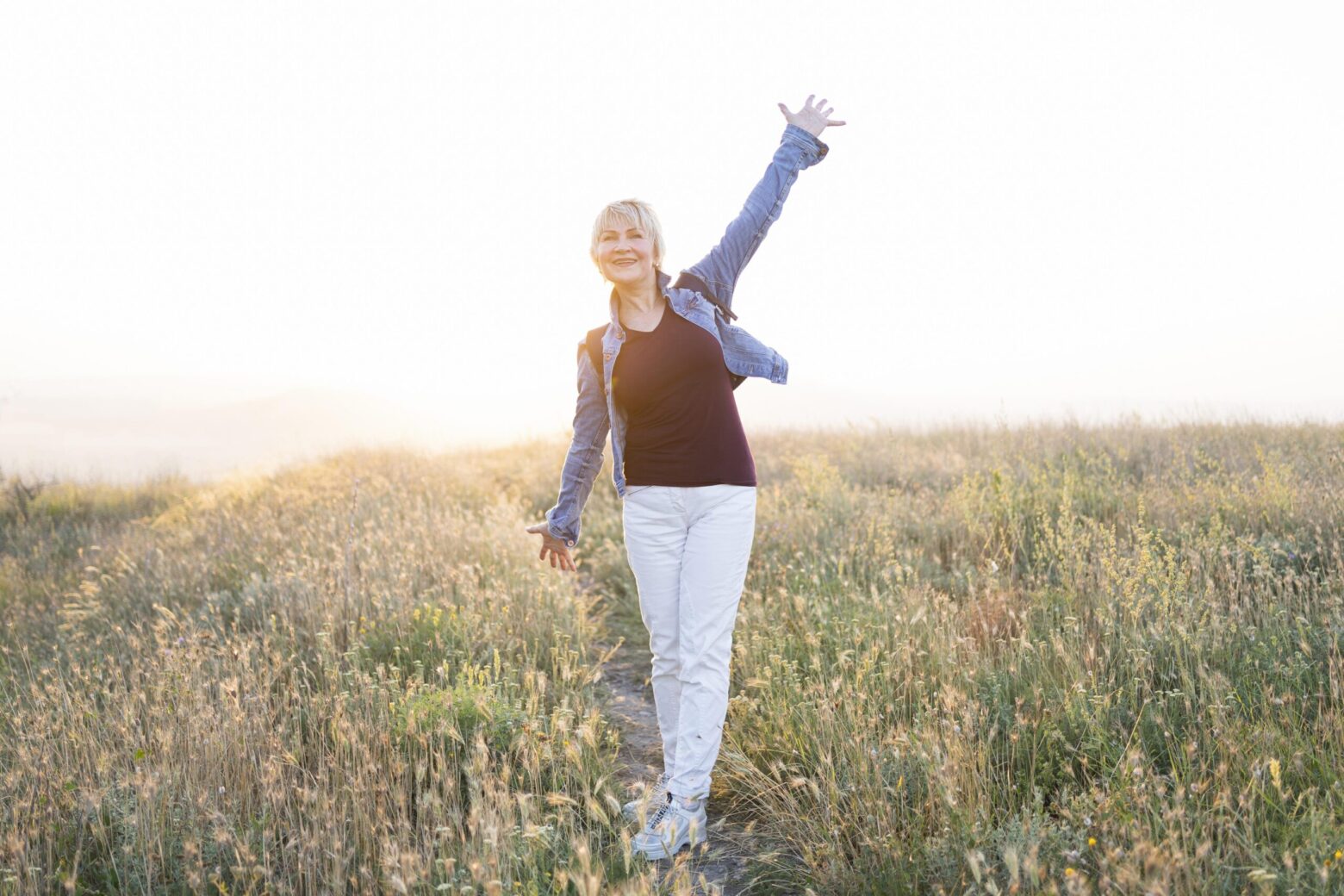 starsza pani na łące w świetle dnia