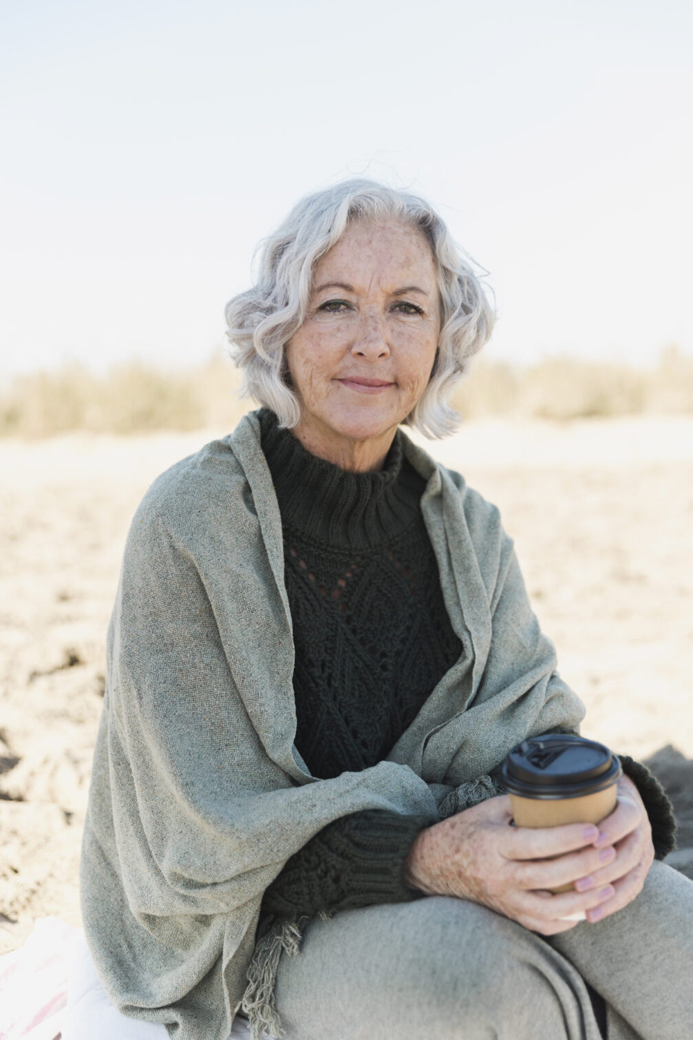 uśmiechnięta kobieta w czerwonej sukience na tle światła